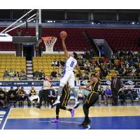 Kitchener-Waterloo Titans guard Ed Horton skies above the London Lightning